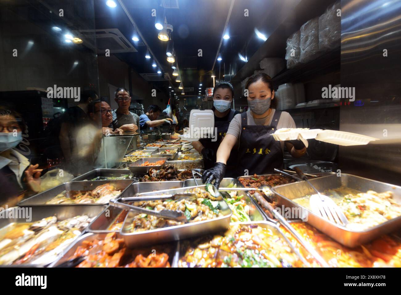 Un magasin cantonais de plats à emporter très fréquenté à Sham Shui po, Kowloon, Hong Kong. Banque D'Images