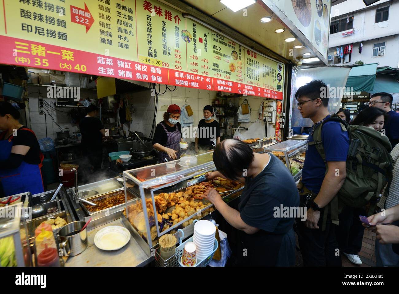 Un magasin cantonais de plats à emporter très fréquenté à Sham Shui po, Kowloon, Hong Kong. Banque D'Images