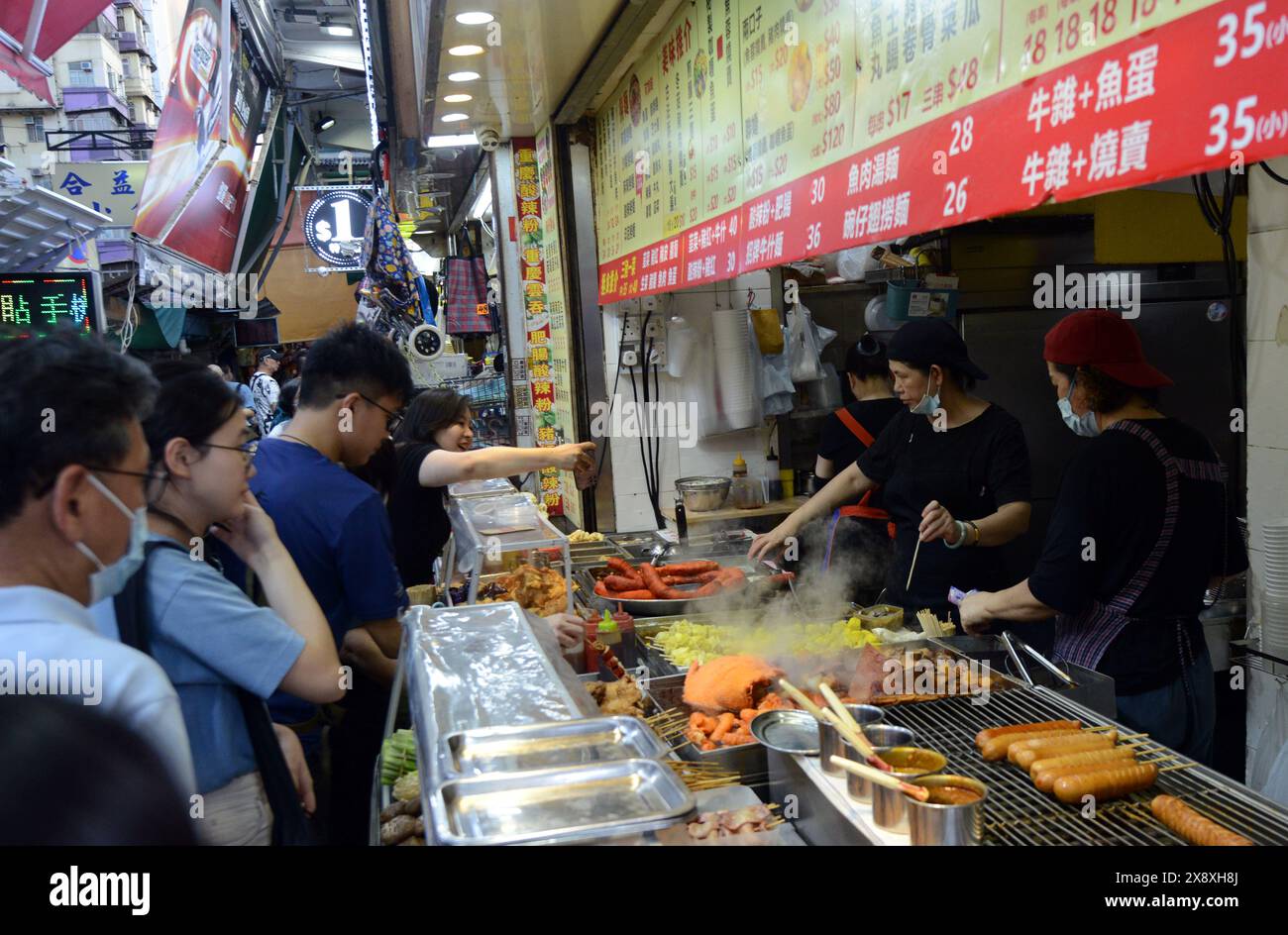 Un magasin cantonais de plats à emporter très fréquenté à Sham Shui po, Kowloon, Hong Kong. Banque D'Images