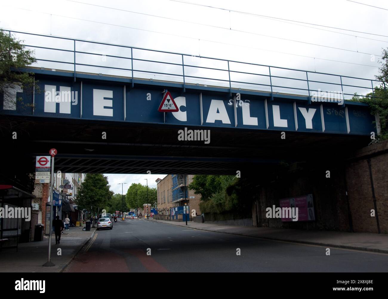 The Cally, Bridge Across Caledonian Road, Islington, Londres, Royaume-Uni - surnom pour Caledonian Road Banque D'Images
