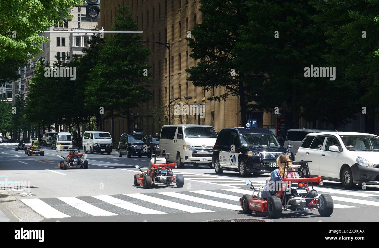Touriste lors d'un tour de Go Kart dans la zone de la gare de Tokyo à Tokyo, Japon. Banque D'Images