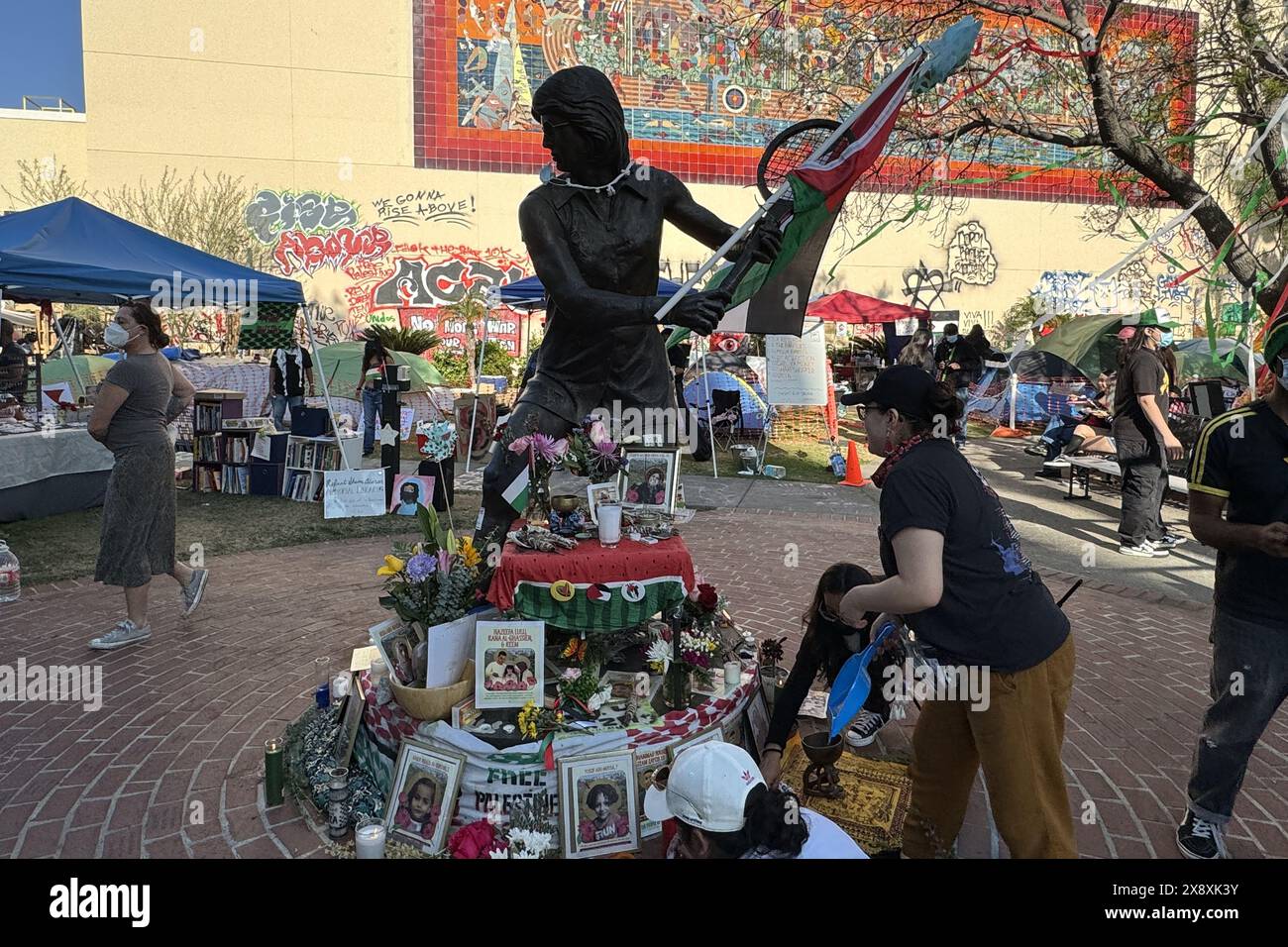 Une statue du joueur de tennis Billie Jean King avec un drapeau palestinien dans un campement de protestataires pro-palestiniens à Cal State LA, lundi 27 mai 2024, à L. Banque D'Images