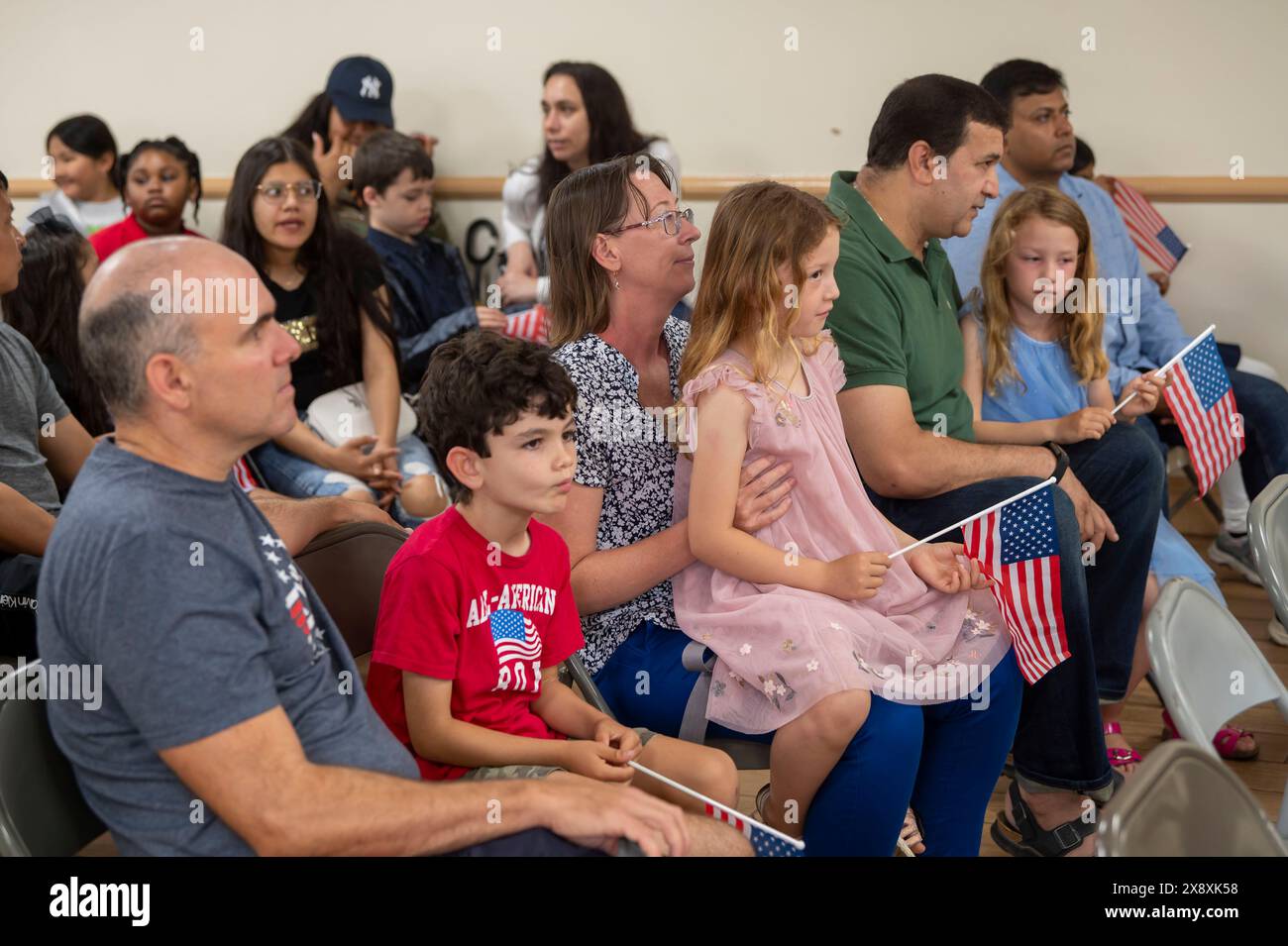 New York, États-Unis. 27 mai 2024. Parents et enfants assistent à la cérémonie du Memorial Day de l'American Legion Boulevard Gardens après 1836 2024 dans le Queens borough de New York. Le jour du souvenir est un jour férié fédéral honorant les militaires décédés dans l'exercice de leurs fonctions militaires. Crédit : SOPA images Limited/Alamy Live News Banque D'Images