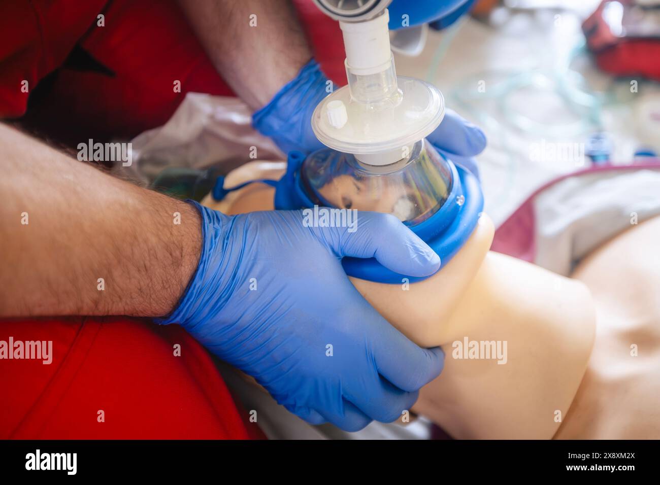 Mains du paramédical du service médical d'urgence lors de la formation formation en réanimation sur mannequin. Thèmes sauvetage, urgence et soins de santé. Banque D'Images