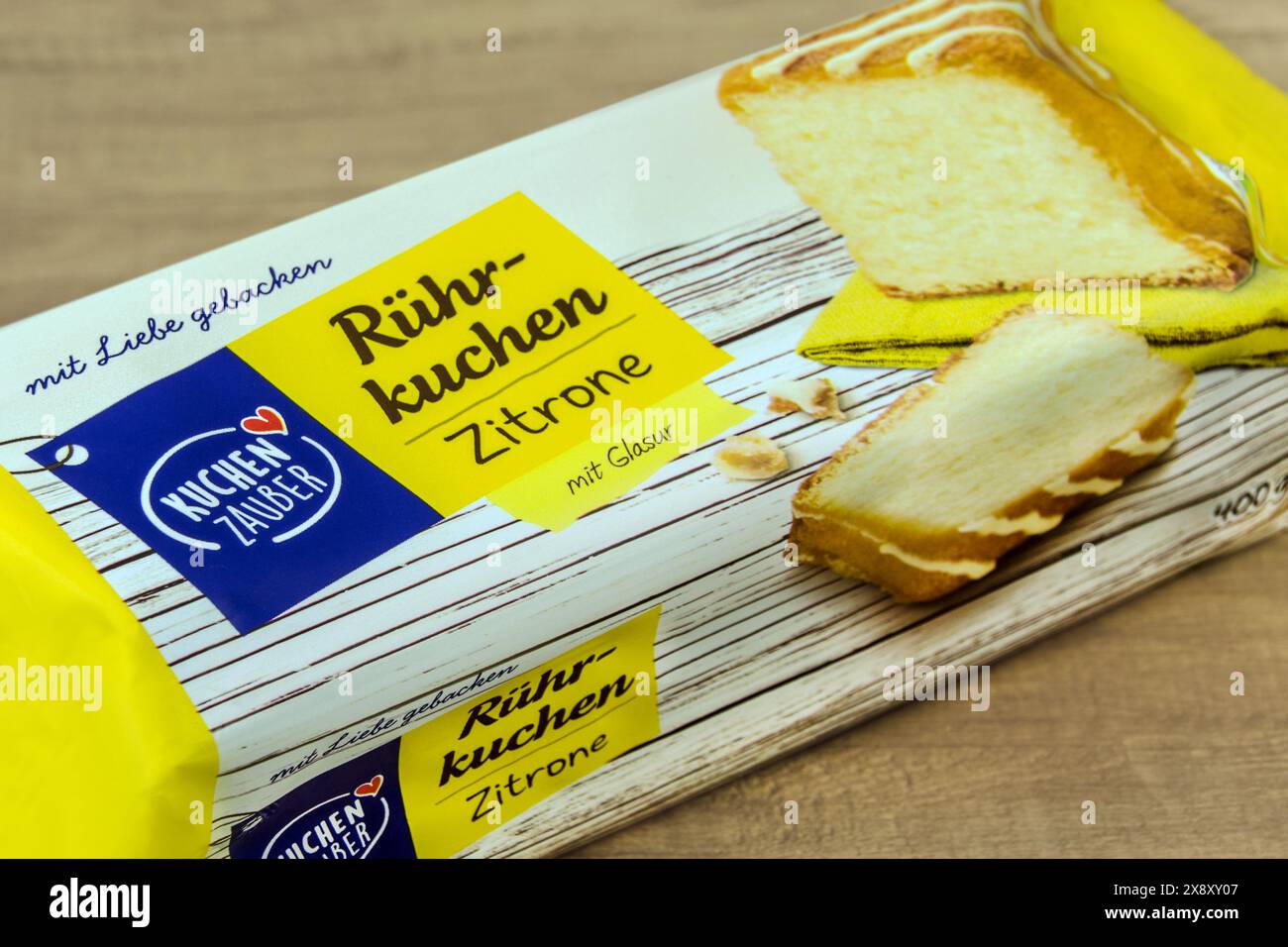 Hambourg, Allemagne - mai 26 2024 : Ruehrkuchen Zitrone Kuchenzauber sur fond de bois Banque D'Images