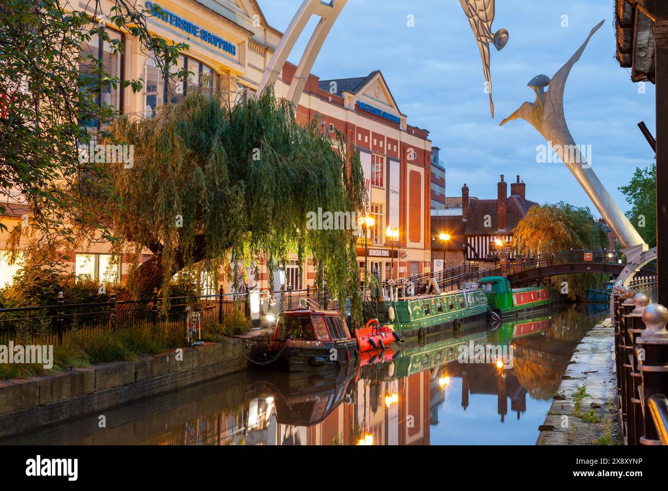 Soirée à la statue de l'autonomisation au-dessus de la rivière Witham à Lincoln, en Angleterre. Banque D'Images