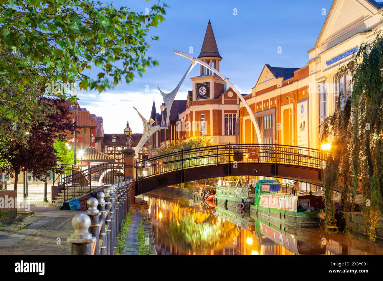 La nuit tombe sur la rivière Witham dans le centre-ville de Lincoln, Angleterre. Banque D'Images