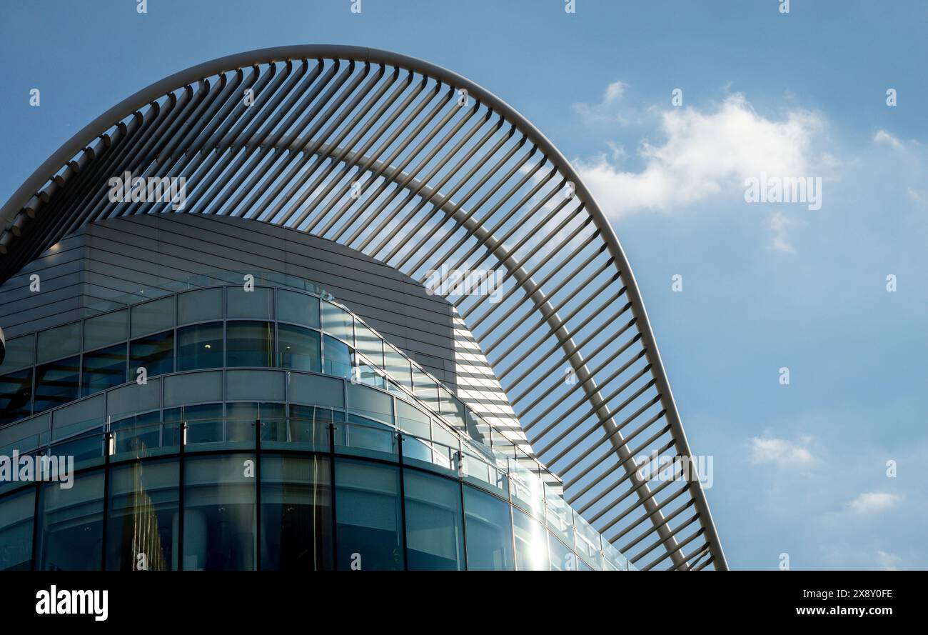 Superbe merveille architecturale moderne à Londres avec une structure en acier incurvée saisissante et une façade en verre. Banque D'Images