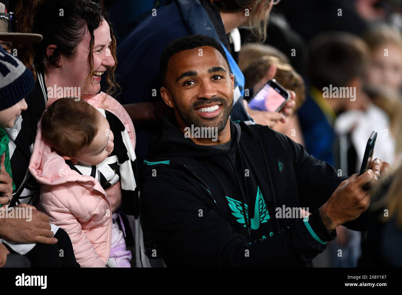 MELBOURNE, AUSTRALIE. 24 mai 2024. Photo : Callum Wilson, attaquant de Newcastle United (9 ans), partage un selfie avec les fans en visite pendant le Global Football Banque D'Images