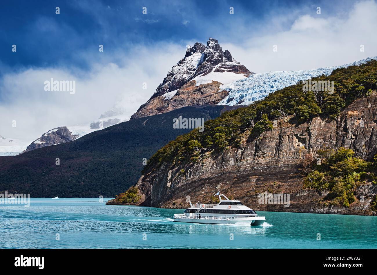 Bateau touristique sur le lac Argentino, Patagonie, Argentine Banque D'Images