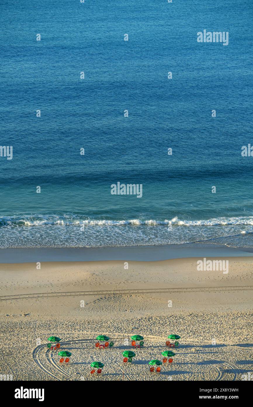 Plage vide avec parasols et chaises tôt le matin. Copacabana, Rio de Janeiro, Brésil Banque D'Images