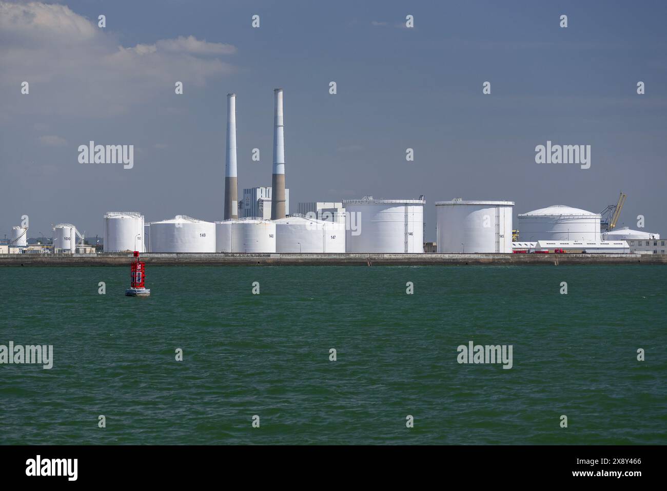 Le Havre, France - vue sur les réservoirs de stockage du terminal pétrolier du port du Havre avec la centrale thermique du Havre en arrière-plan. Banque D'Images
