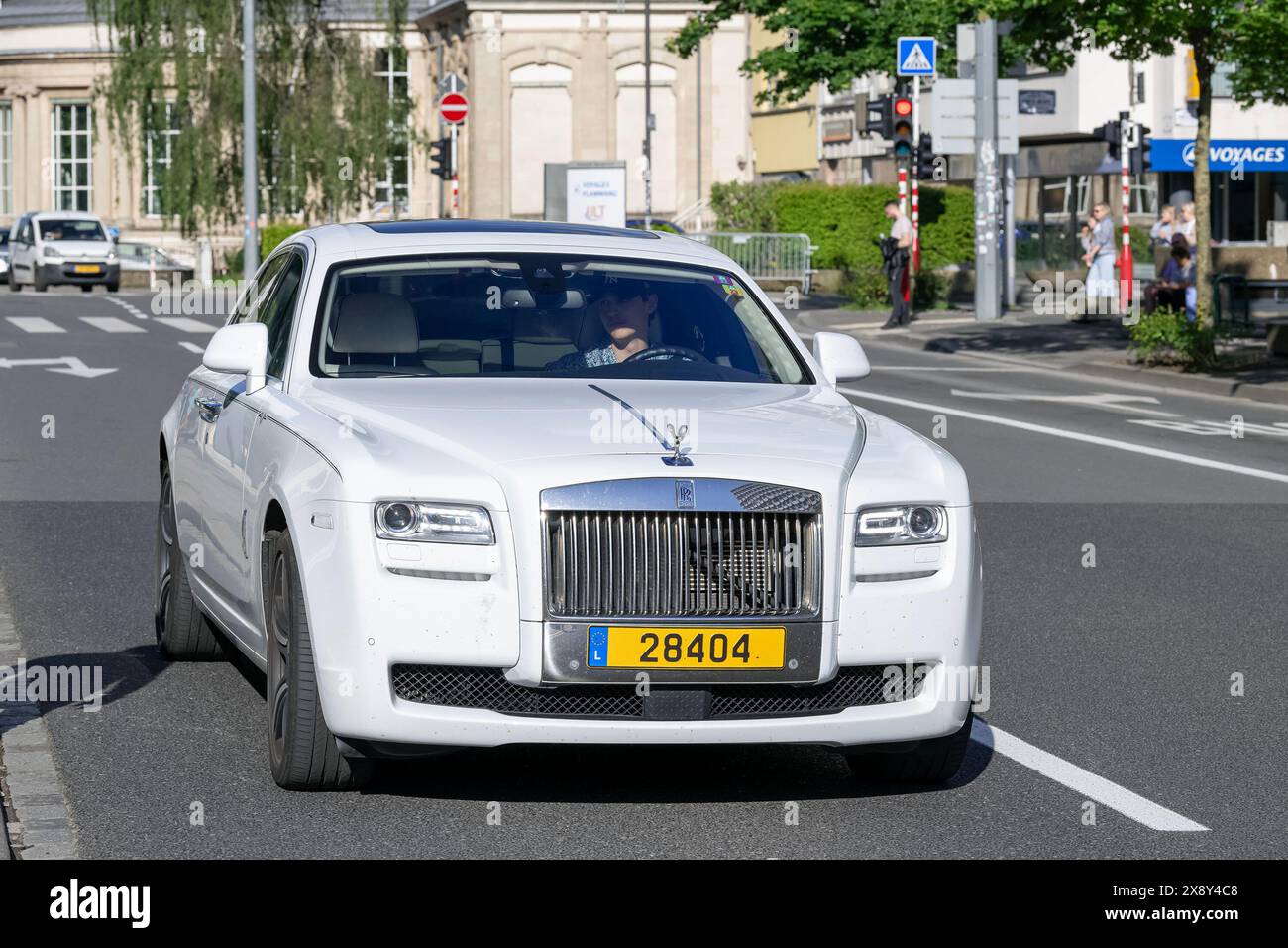 Luxembourg ville, Luxembourg - vue sur une Rolls-Royce Ghost V-Specification blanche conduite dans une rue. Banque D'Images