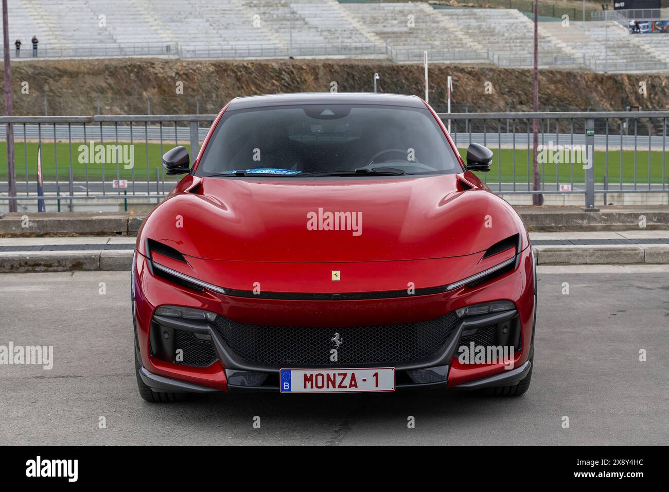 Spa-Francorchamps, Belgique - vue sur une Ferrari Purosangue rouge garée sur un parking. Banque D'Images