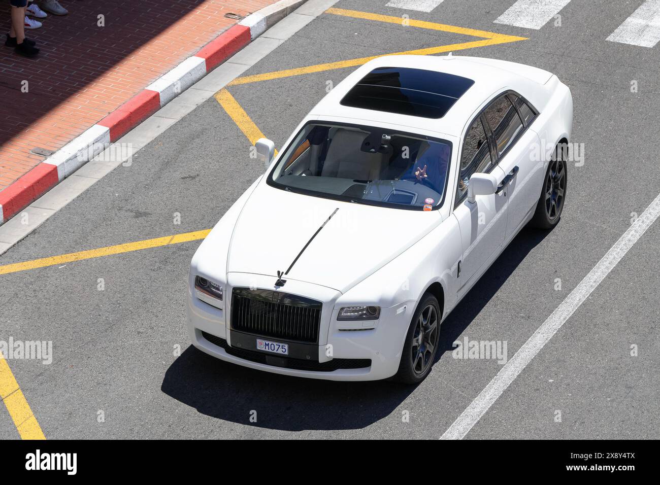 Monte Carlo, Monaco - vue sur un blanc Rolls-Royce Ghost conduisant sur la route dans l'épingle à cheveux Fairmont. Banque D'Images