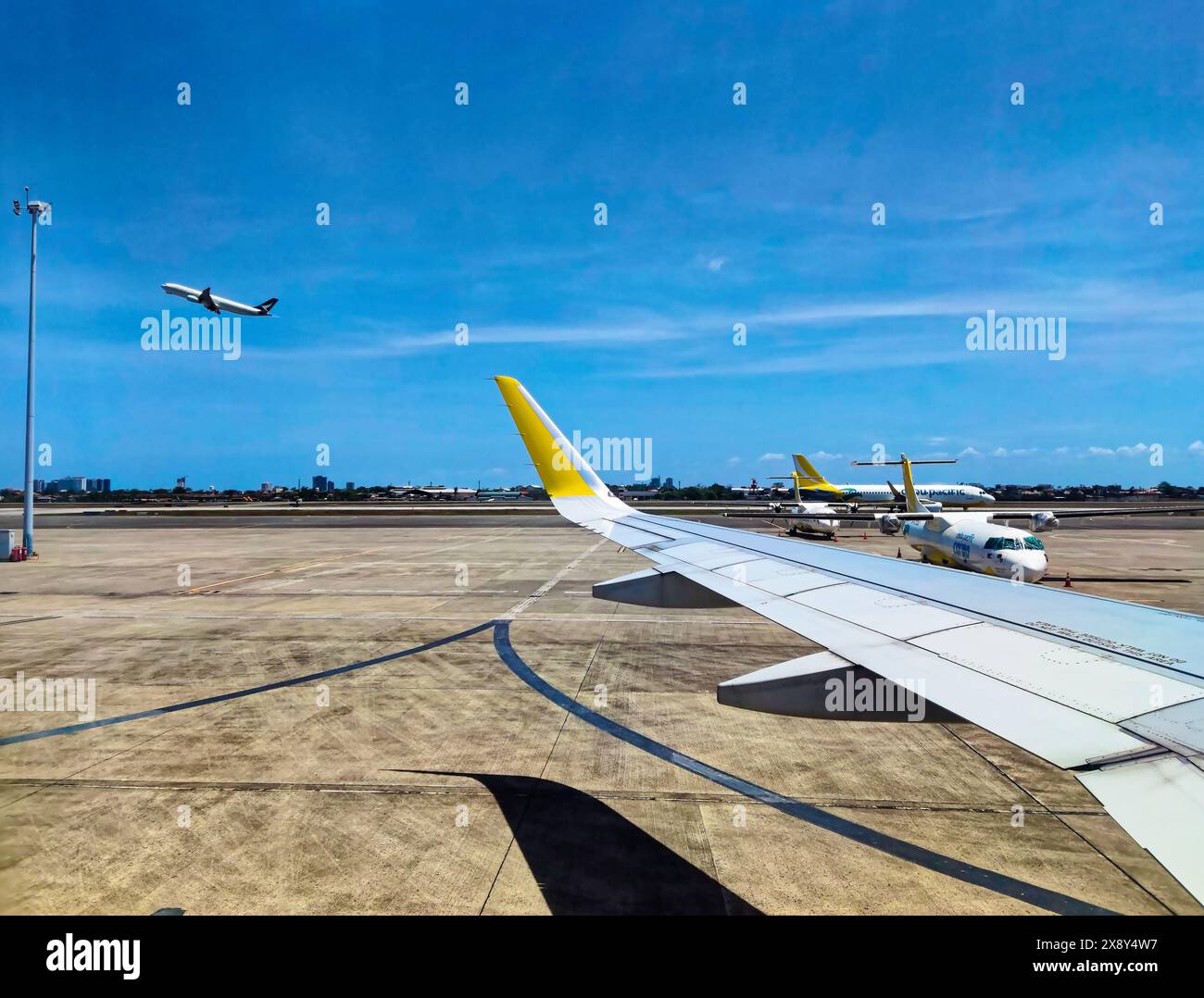 Cebu, Philippines - 13 mars 2024 : diverses compagnies aériennes opèrent des vols à destination et en provenance de l'aéroport international animé de Cebu City. Banque D'Images