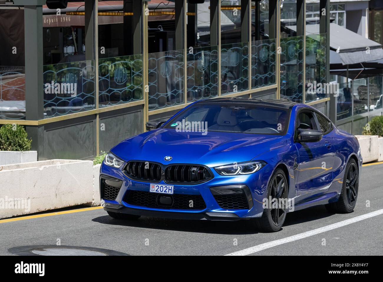 Monte Carlo, Monaco - vue sur une compétition BMW M8 F92 coupé bleue conduisant dans une rue. Banque D'Images