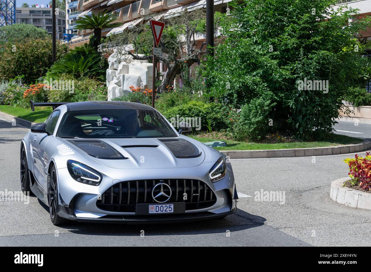 Monte Carlo, Monaco - vue sur une Mercedes-AMG GT Black Series grise conduisant dans une rue. Banque D'Images