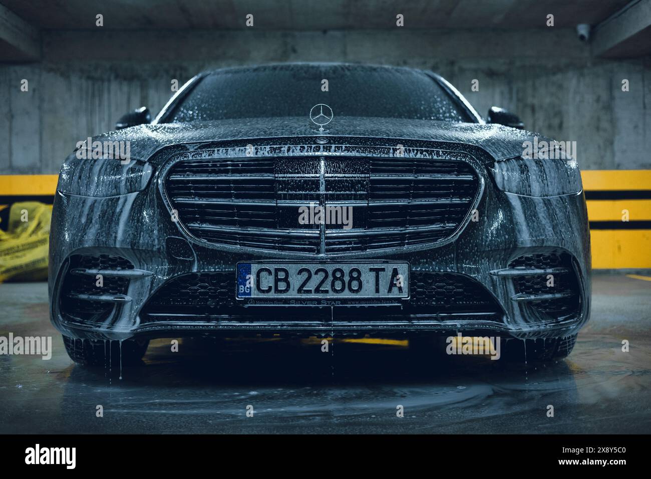 Bulgarie - 05 29 2024 : Mercedes Benz classe S savonneuse se prépare à quitter le parking souterrain. Banque D'Images