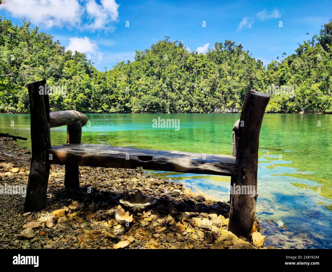 Banc en bois naturel sur le rivage de Sugba Logoon à Siargao Banque D'Images