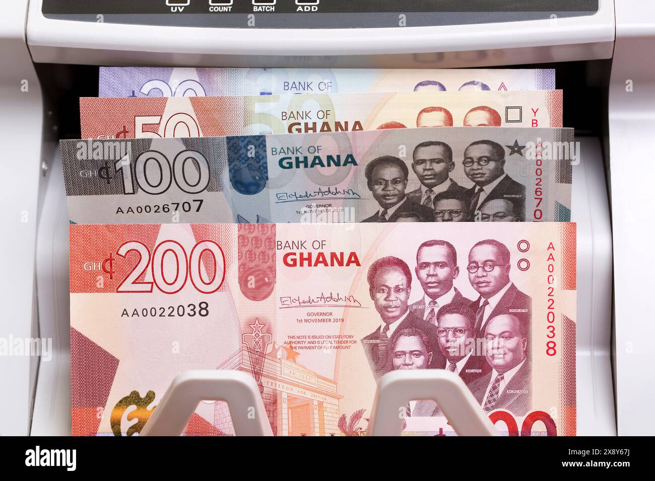 Argent ghanéen - cedi dans une machine à compter Banque D'Images