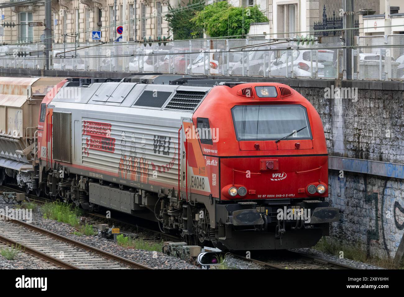 Nancy, France - locomotive électrique diesel blanche et rouge Vossloh EURO 4000 traversant la gare de Nancy. Banque D'Images