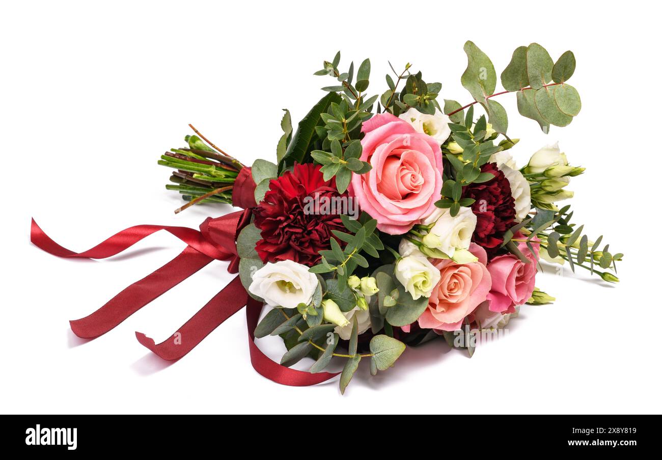Bouquet de fleurs avec ruban rouge isolé sur fond blanc Banque D'Images