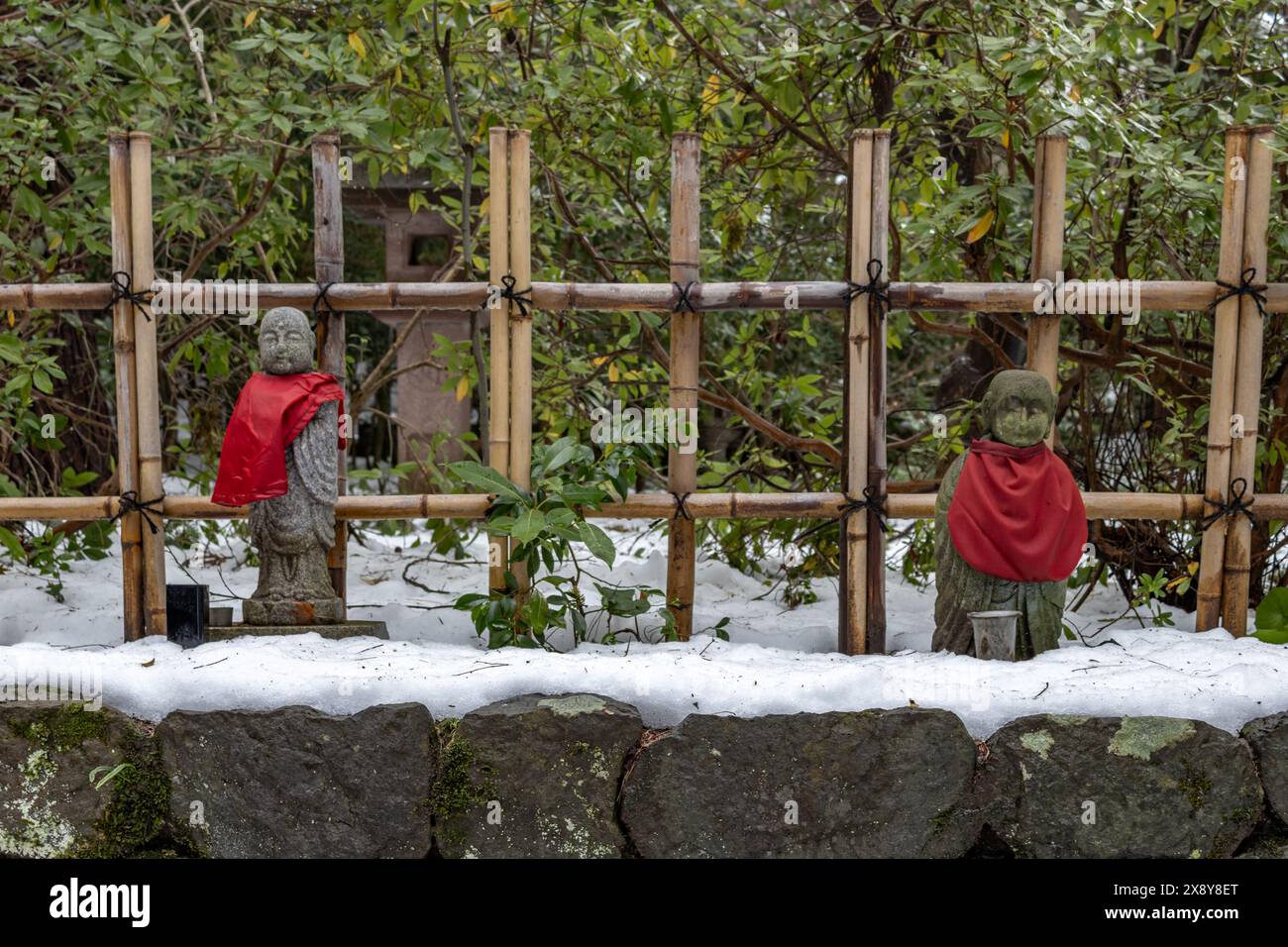 Statues en pierre d'Ojizou san avec bavoir rouge, protecteur des enfants et protecteur des voyageurs, Japon. Banque D'Images