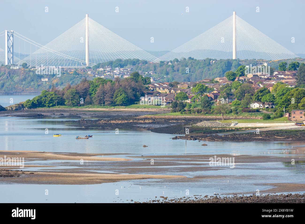 La ville de banlieue de Dalgety Bay avec le Queensferry Crossing en arrière-plan Banque D'Images