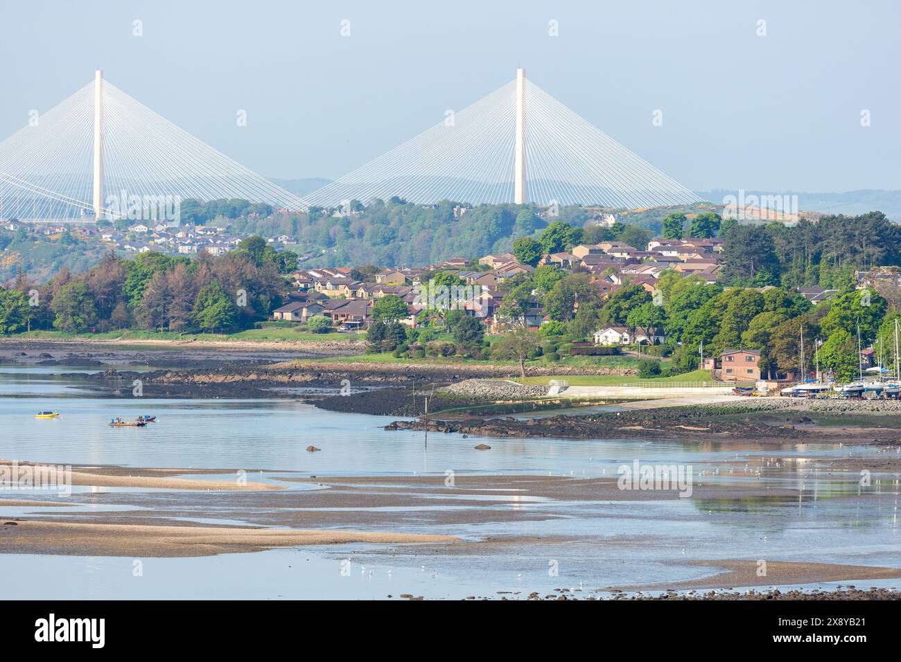 La ville de banlieue de Dalgety Bay avec le Queensferry Crossing en arrière-plan Banque D'Images