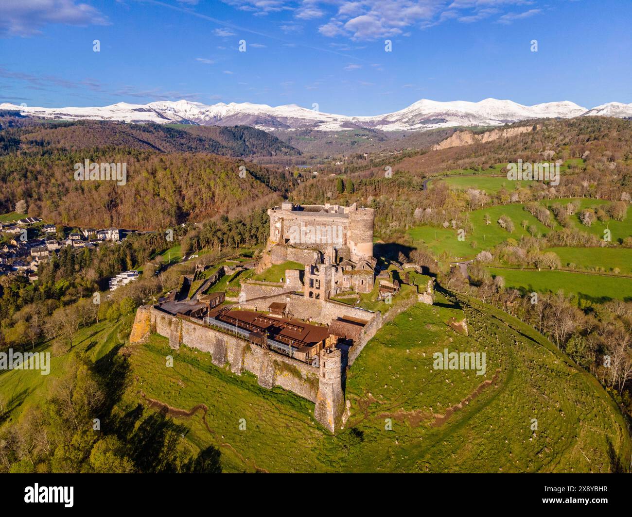 France, Puy de Dome, Château de Murol, Château de Murol, Parc naturel régional des volcans Auvergne, massif du Sancy, Monts Dore (vue aérienne) Banque D'Images