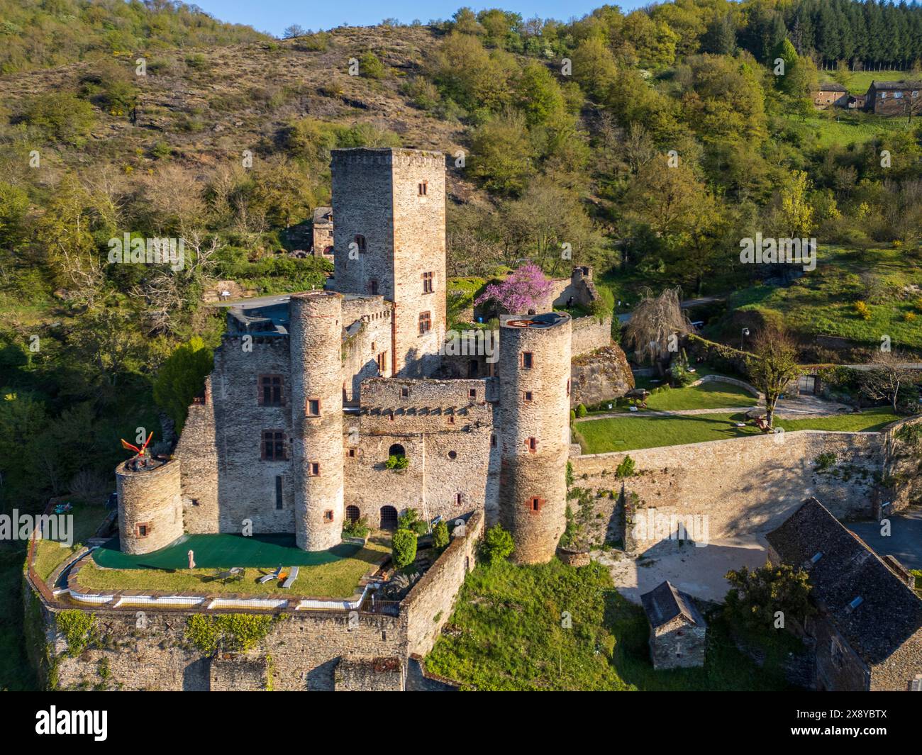 France, Aveyron, Belcastel, labellisé les plus beaux villages de France, le château du 11ème siècle restauré par Fernand Pouillon (vue aérienne) Banque D'Images