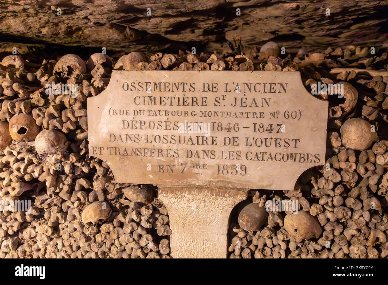 France, Paris, les catacombes de Paris, les os des cimetières ou des hôpitaux parisiens et empilés dans des carrières anciennes Banque D'Images