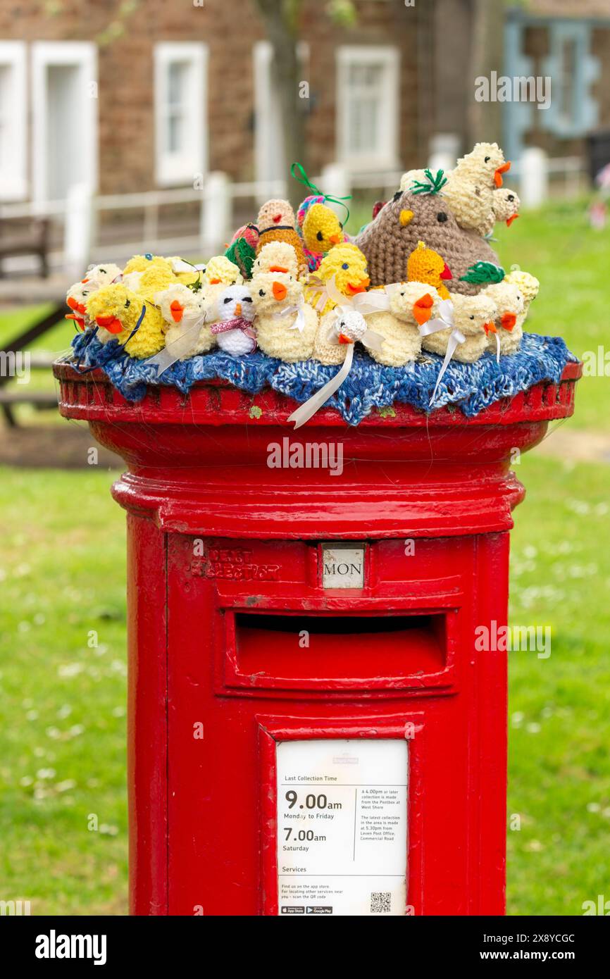 Topper de boîte aux lettres tricoté / crocheté à Elie, Fife Banque D'Images