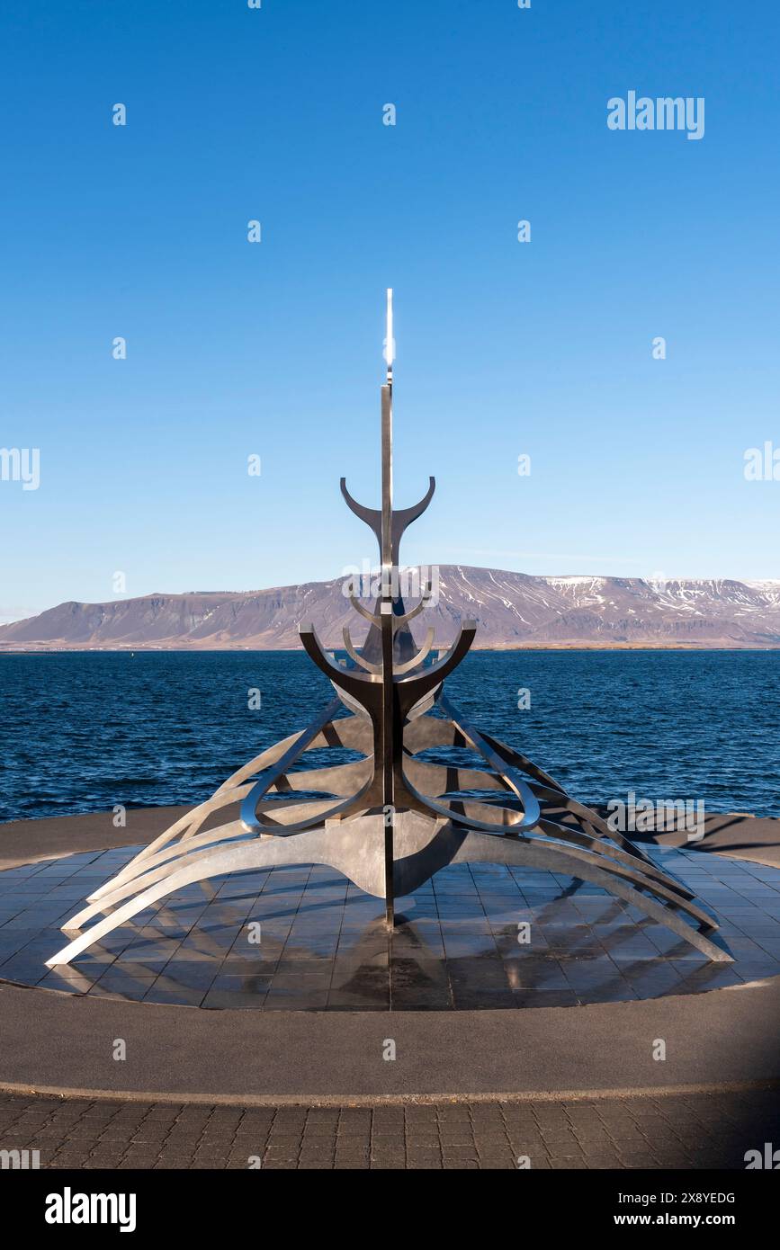 Islande, région capitale, Reykjavik, sculpture Solfar (le voyageur du Soleil) de Jon Gunnar Arnason, représentant un navire viking, situé sur le front de mer Banque D'Images