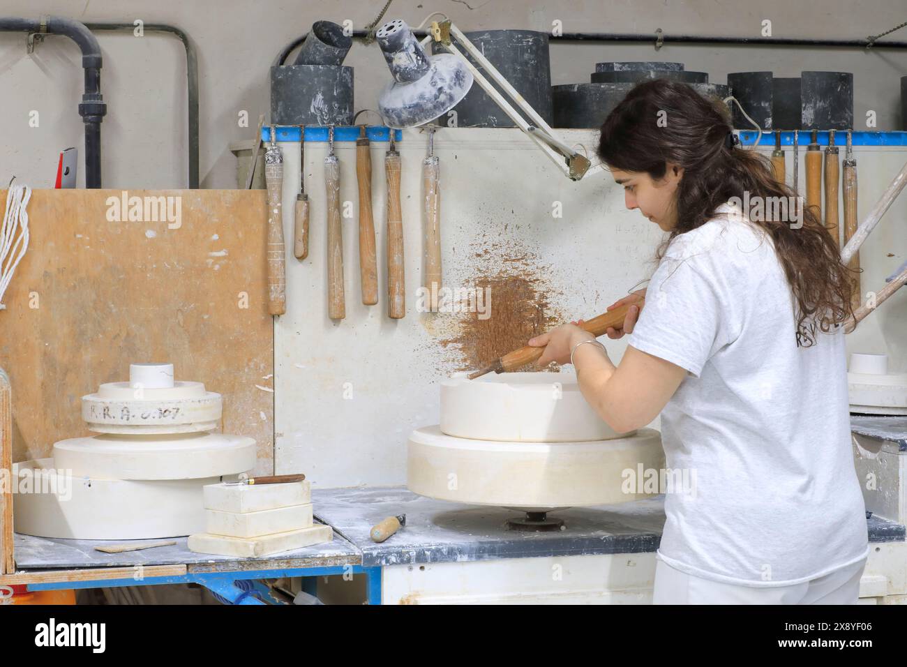 France, Drôme, Revol (usine de porcelaine fondée en 1768), création d'un moule en plâtre (modelage) Banque D'Images