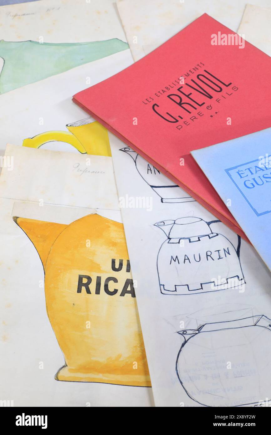 France, Drôme, Saint Uze, Revol (fabrique de porcelaine fondée en 1768), archives avec un dessin original des années 1930 d'un pichet Ricard fabriqué Banque D'Images