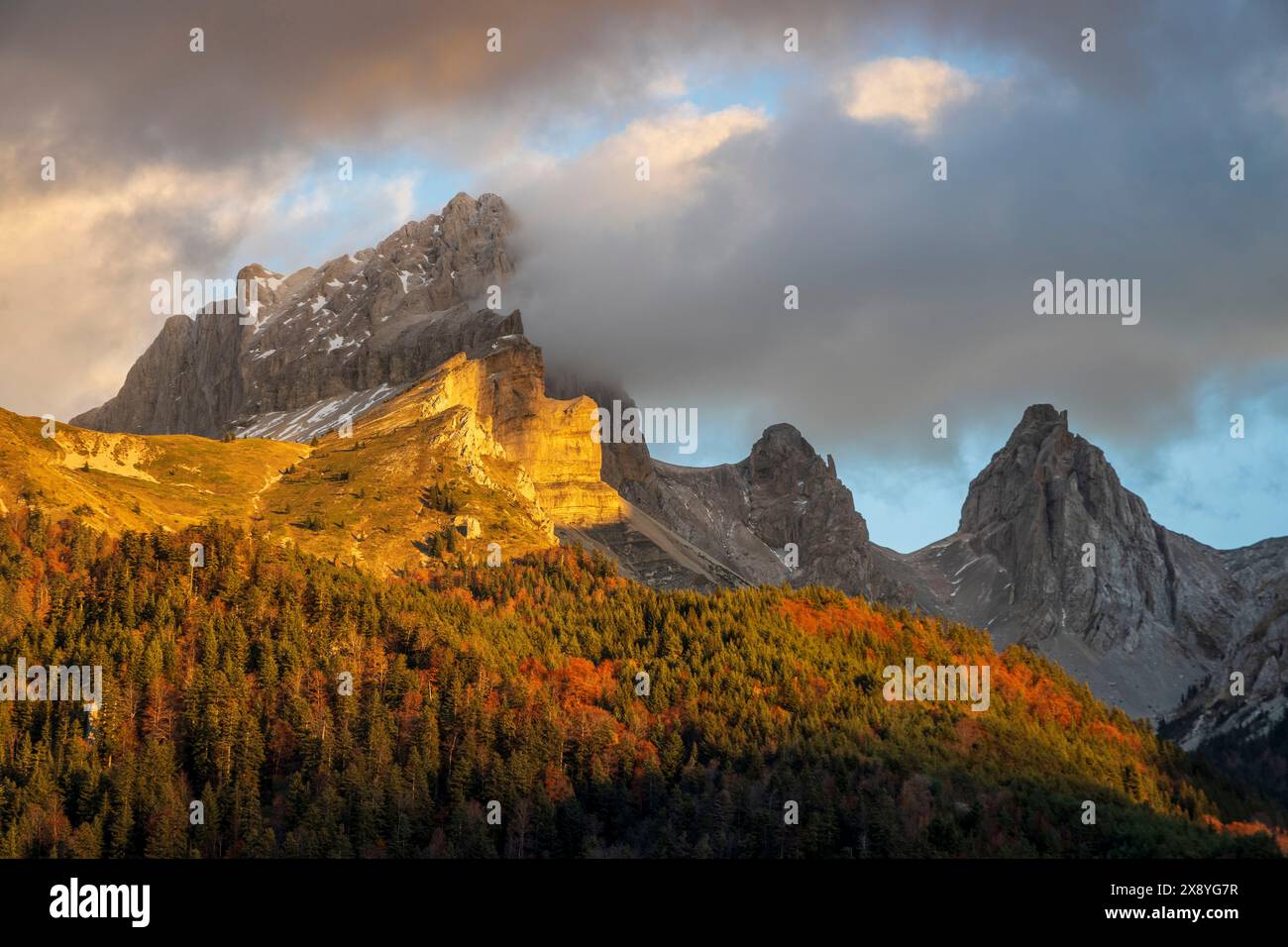 France, Drôme, Parc naturel régional du Vercors, massif du Dévoluy, vallée de Jarjatte, Tête de Vachères (2402 m) à gauche, col des aiguilles et Aigu à droite Banque D'Images