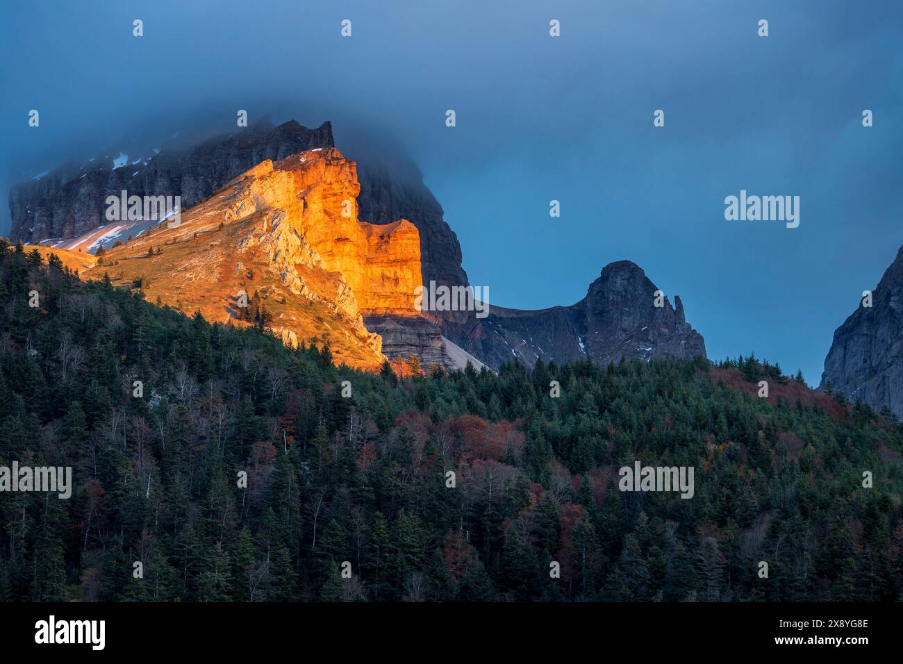 France, Drôme, Parc naturel régional du Vercors, massif du Dévoluy, vallée de Jarjatte, coucher de soleil sur les falaises de la Tête de Vachères (2402 m) Banque D'Images