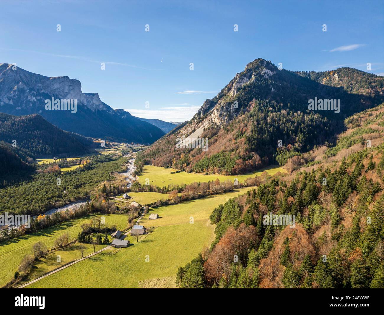 France, Drôme, Parc naturel régional du Vercors, massif du Dévoluy, vallée de Jarjatte, les Granges des Forêts (vue aérienne) Banque D'Images