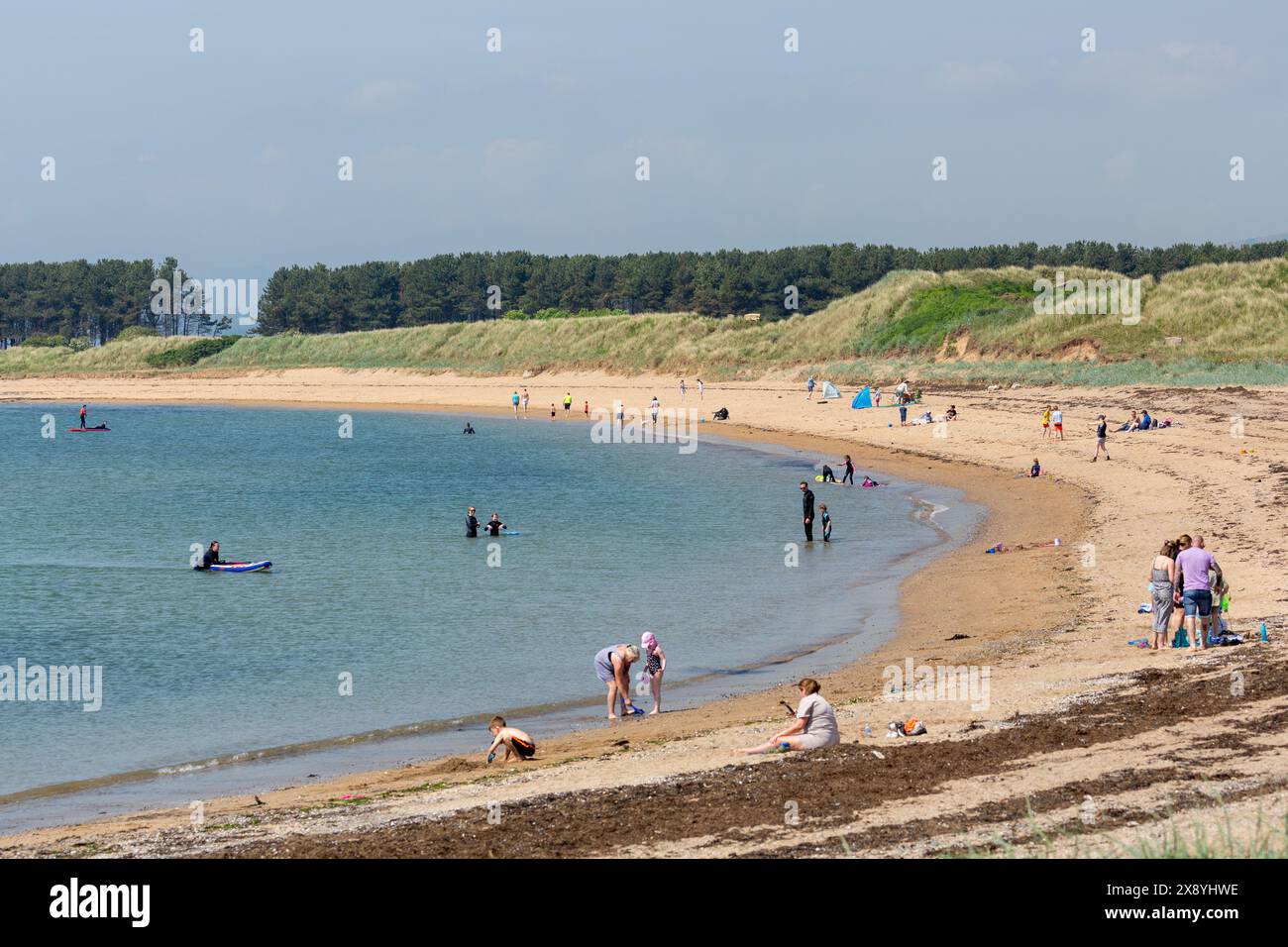 Les gens apprécient le temps ensoleillé sur la plage de Shell Bay, près d'Elie, Fife, Écosse Banque D'Images