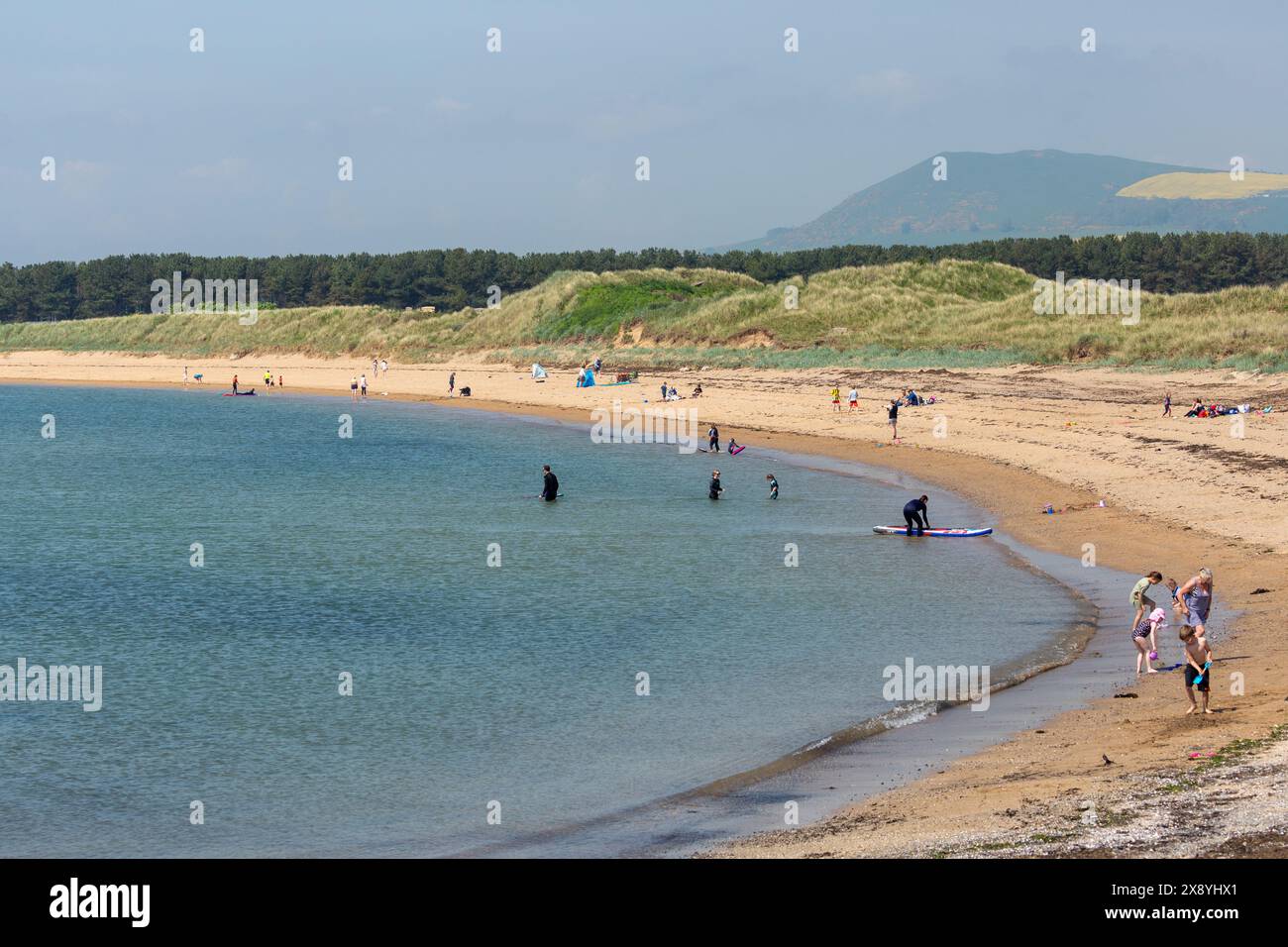 Les gens apprécient le temps ensoleillé sur la plage de Shell Bay, près d'Elie, Fife, Écosse Banque D'Images