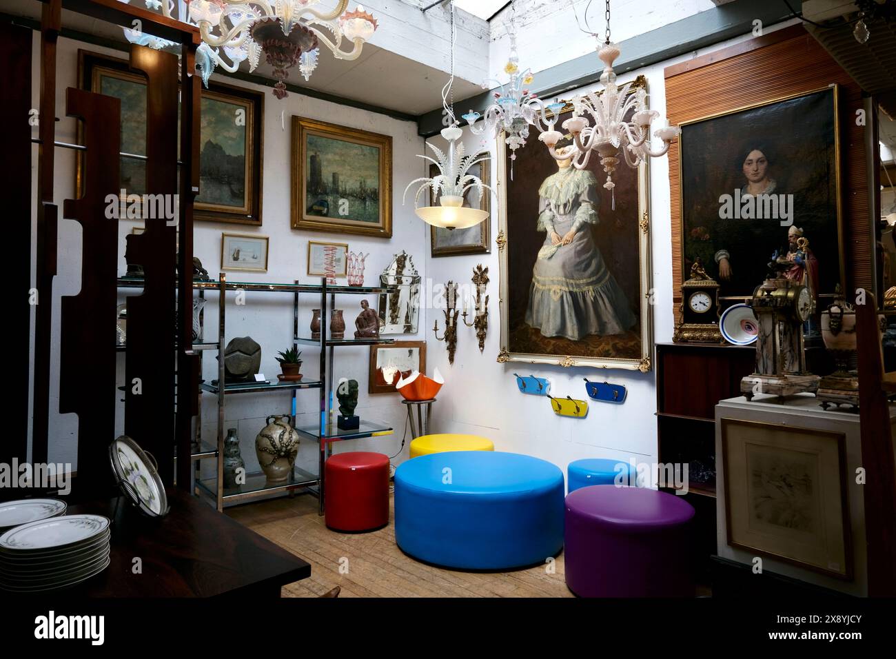 Belgique, Bruxelles, quartier du Sablon, antiquaire, marché aux puces et magasin d'antiquités Banque D'Images