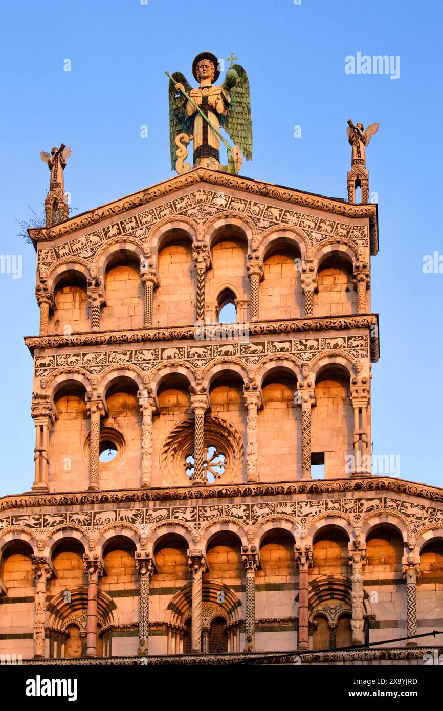Italie, Toscane, Lucques, Piazza San Michele, San Michele in Foro Eglise, la statue de l'Archange Saint Michel tuant le dragon Banque D'Images