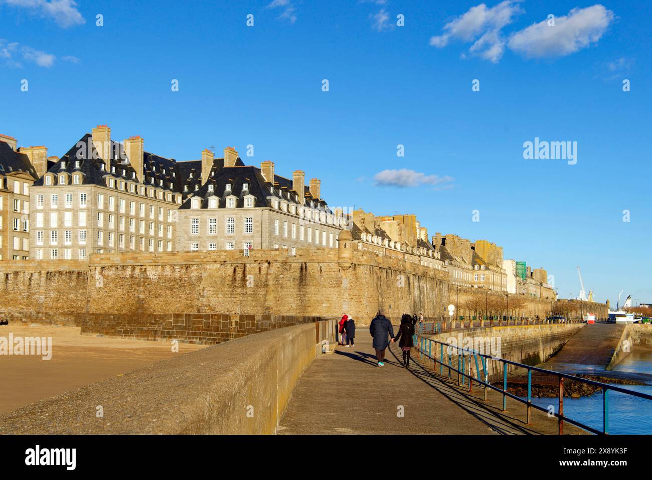 La France, de l'Ille et Vilaine, Côte d'Emeraude (Côte d'Émeraude), Saint Malo, les remparts de la ville fortifiée, le bastion Saint Philippe et la Mole des Noires Banque D'Images