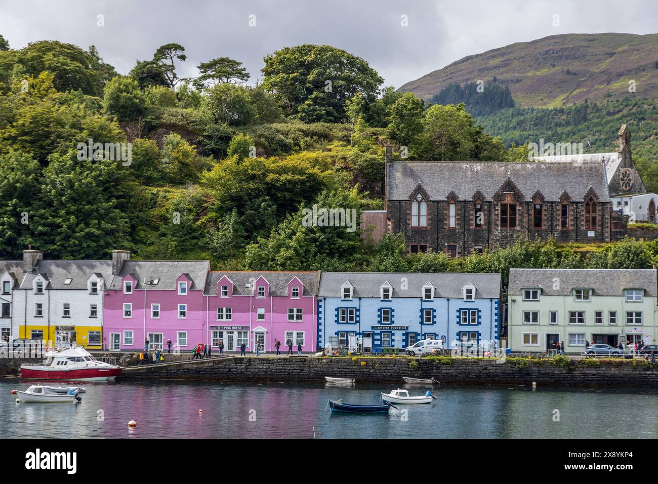 Royaume-Uni, Écosse, Highlands, île de Skye, Portree, maisons colorées du port de Portree Banque D'Images