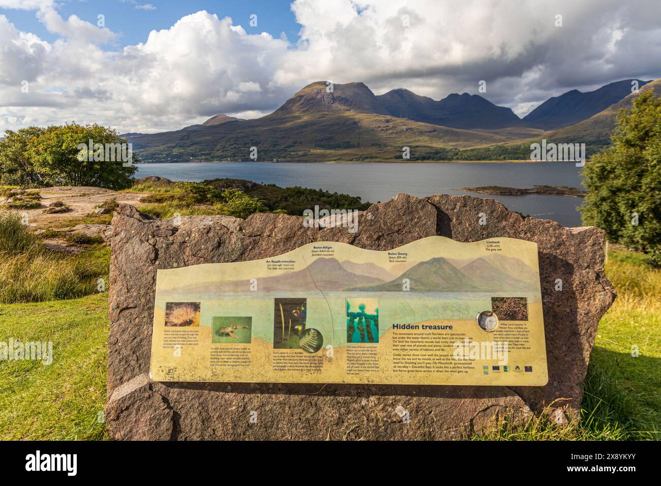 Royaume-Uni, Écosse, Highland, Balgy, Upper Loch Torridon avec les sommets de Beinn Alligin de gauche à droite au pied de Beinn Dearg Banque D'Images