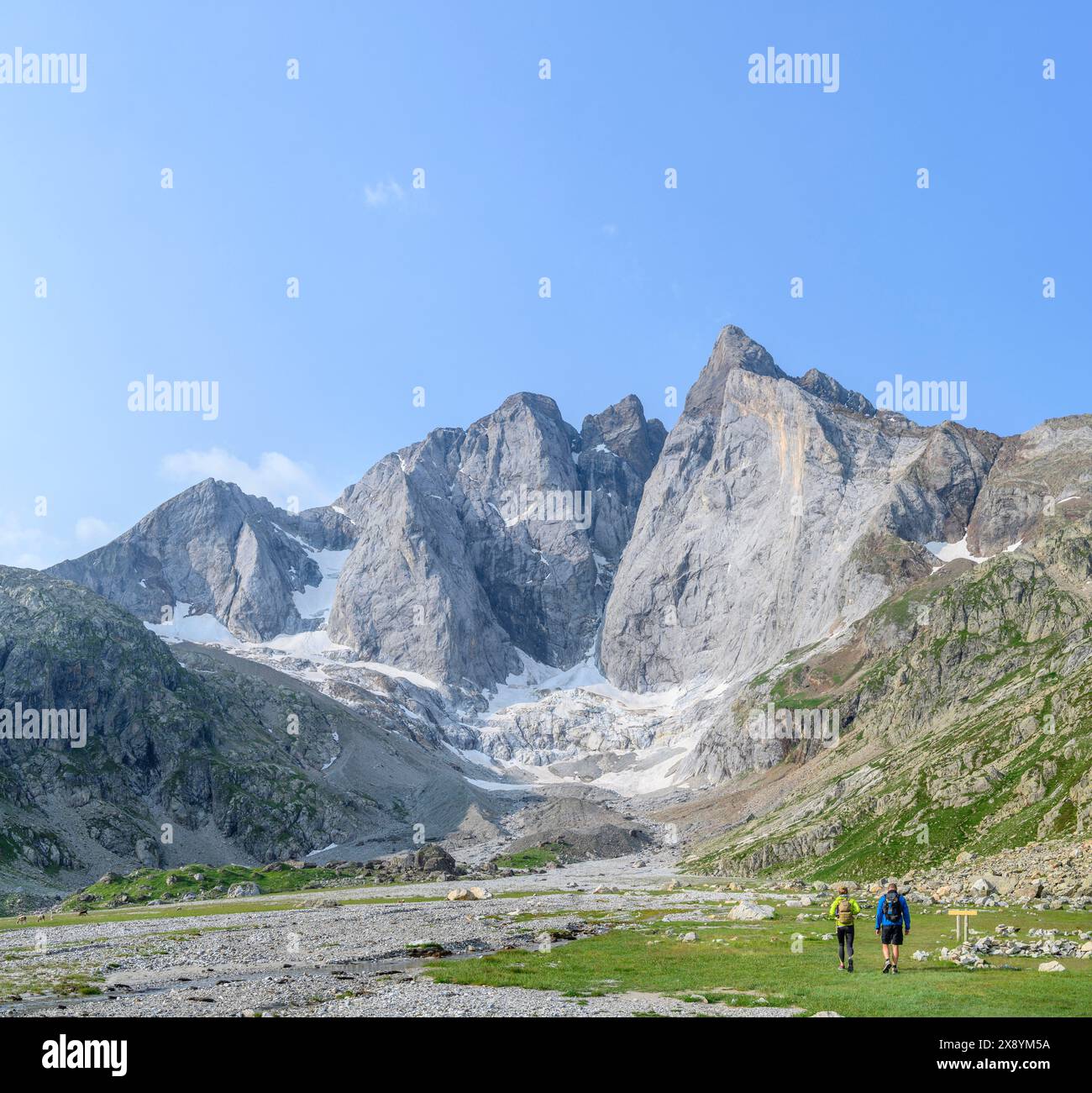 France, Hautes Pyrénées, randonneurs et vue sur Vignemale (3298m) Banque D'Images