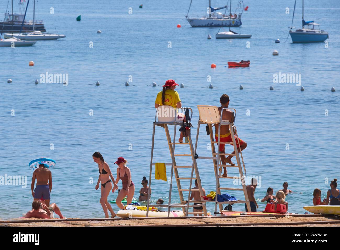 France, Pyrénées Atlantiques, Ciboure, baie de Saint Jean de Luz, sauveteurs sur leurs chaises hautes surveillant la plage du Fort Socoa Banque D'Images