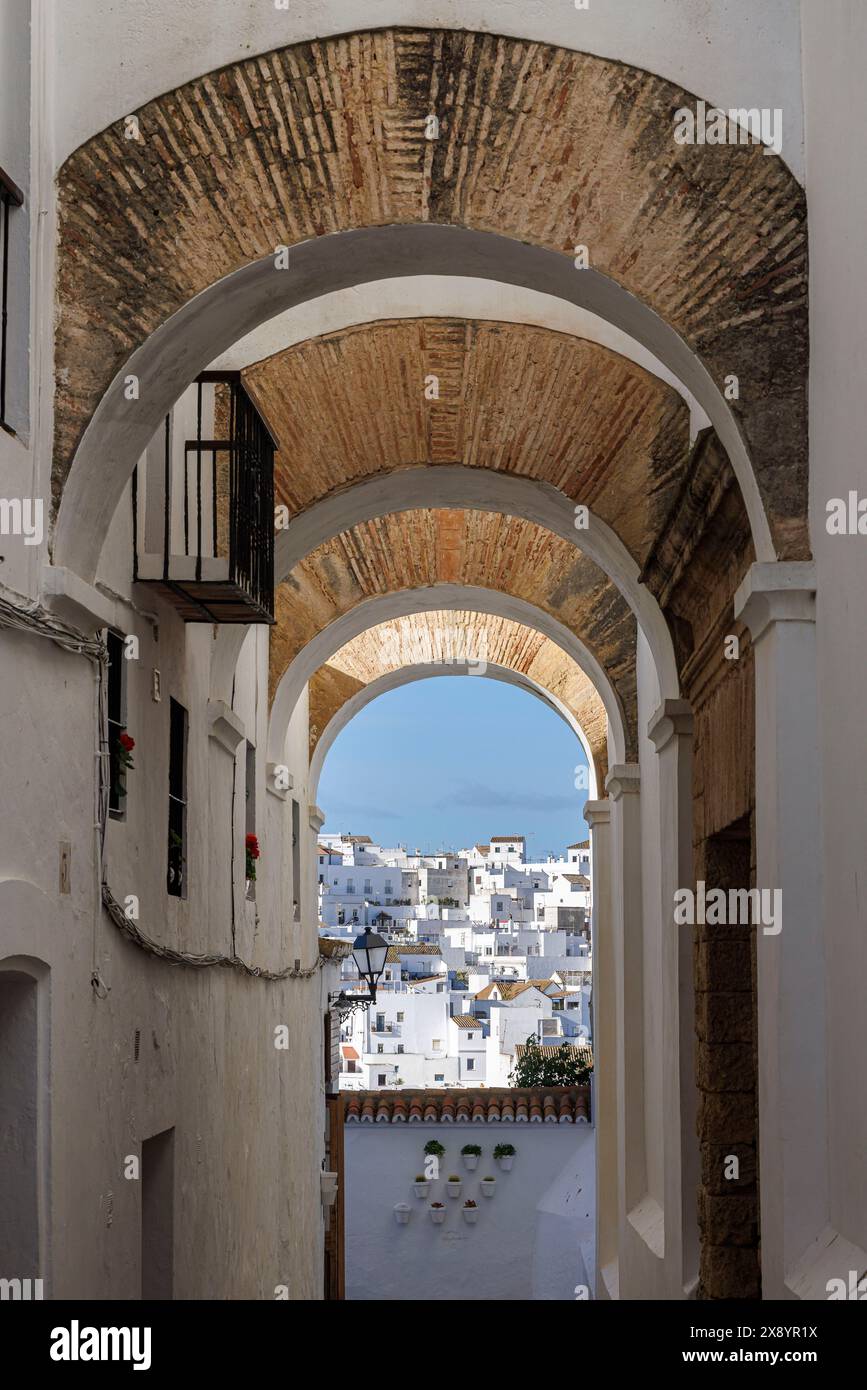 Espagne, Andalousie, Vejer de la Frontera, passage couvert dans le village blanc Banque D'Images